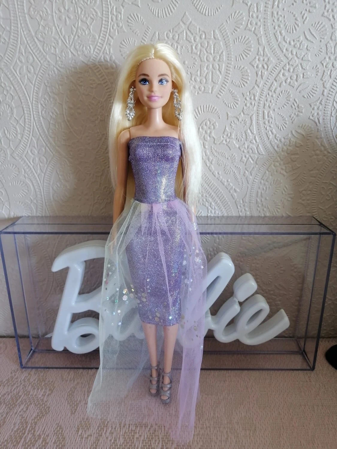 Jolie Barbie dans une tenue de soirée